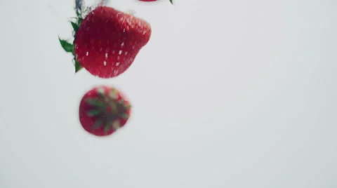 Strawberries Splashing into Water Stockbeeldmateriaal 51455311