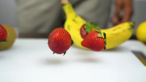 Strawberries on the table Vídeo Stock 135513285