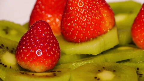 Strawberry And Kiwi in a close up shot Vídeos de archivo 242392425