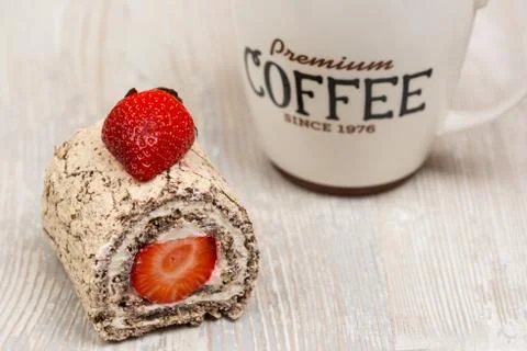 The strawberry cake and coffee on the table Foto stock