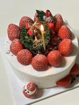 Strawberry cake with soft fluffy layers, topped with fresh strawberries and.. Stock Photos