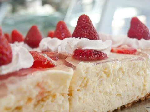 Strawberry cake with whole strawberries Stockfoto's