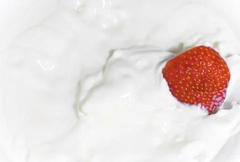 The strawberry falling in milk Fotos de archivo