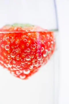 Strawberry floating in champagne Foto stock