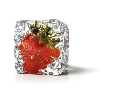 Strawberry in the ice cube Foto stock