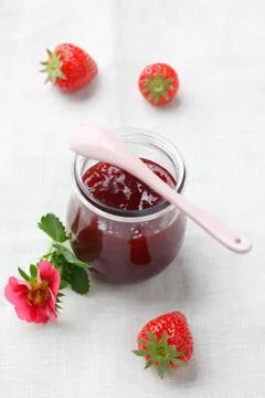 Strawberry jam in jar Foto stock