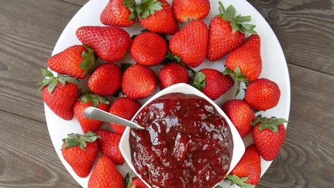 Strawberry jam on a plate. Video stock 246729662