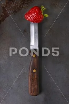 Strawberry on Knife Stock-Fotos