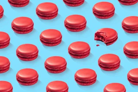 Strawberry macarons pattern on blue background isolated 스톡 사진