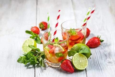 Strawberry Mojito with Lime Stock-Fotos