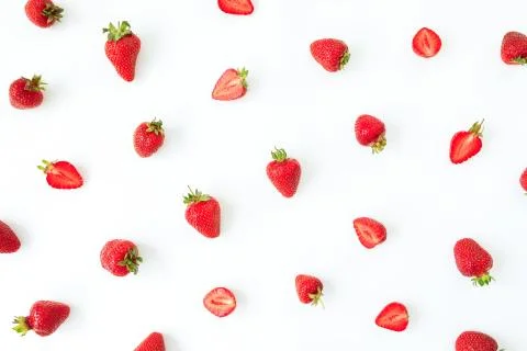 Strawberry pattern on white background. Flat lay. Top view. Summer berries Foto stock