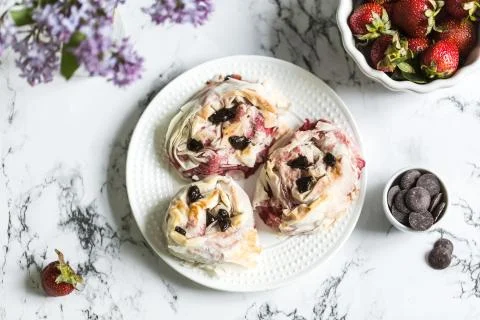 Strawberry rolls with dark chocolate Stock Photos