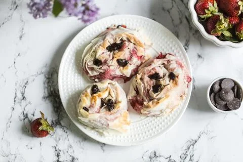 Strawberry rolls with dark chocolate Stock Photos