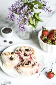 Strawberry rolls with dark chocolate Stock Photos