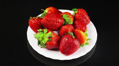 Strawberry rotates on a plate Video stock 39720203