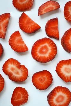 Strawberry slices as seamless pattern isolated on white background Foto stock