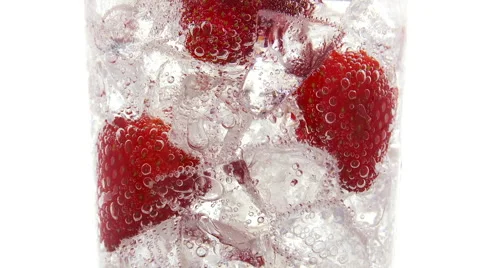 Strawberry vodka sangria or daiquiri with fresh strawberries Vidéo 62691663