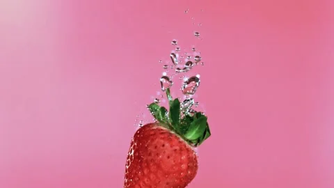 A strawberry in water Stock-Footage 229315041