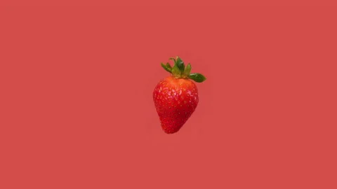 Strawberry zoom and split into two Video stock 138786040