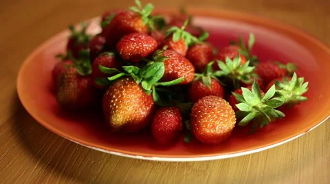 Strawberryes on a plate Video stock 64971576