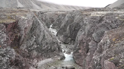 Stream and mountains at Perdalen. Svalbard, Spitzbergen 스톡 동영상 68417497