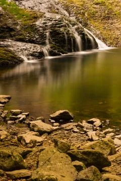Stream and waterfall through the forest in Rodopi mountains, Greece Foto stock