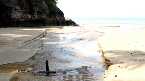 Stream on Borneo beach Vidéo 8568113