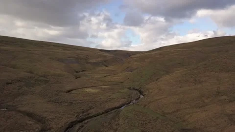 Stream Cutting Through British Countryside Fields and Hills Yorkshire Pennines Видео 154367229
