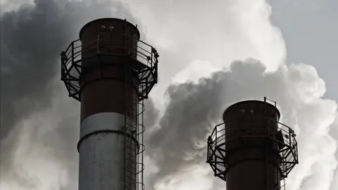 Stream of dark smoke from the chimney of factory Vídeos de archivo 83364813