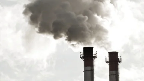 Stream of dark smoke from the chimney of factory Vídeos de archivo 83376632