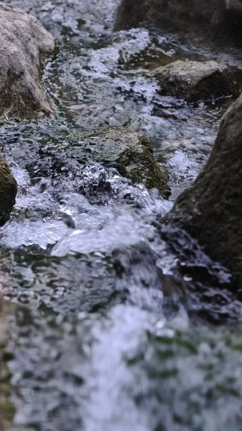 Stream Flowing Over Rocks Close Up Parc des Buttes-Chaumont Paris Vidéo 336499955
