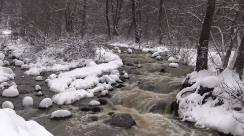Stream Flowing in Snowy Landscape Vídeos de archivo 59843011