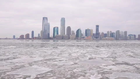 Stream of many Ice floes flow down on the Hudson River to New York Harbor 库存影片 332235470