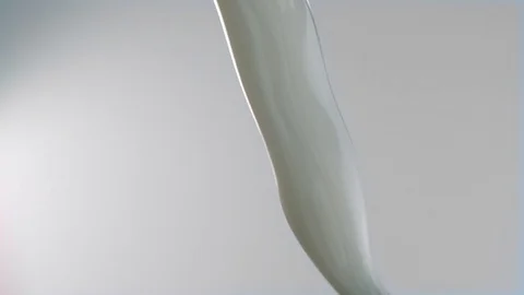  Stream of milk Stockbeeldmateriaal 81806268