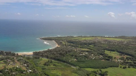 Stream mouth behind a crescent beach on east Kauai Видео 96047270