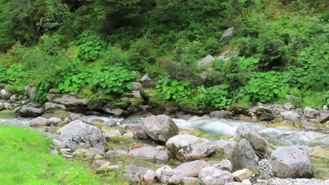 Stream names Krummbach flowing through austrian alps in Zillertal valley. 스톡 동영상 113422302
