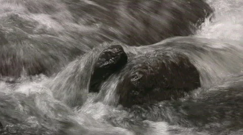 Stream over Rocks Vidéo 303274