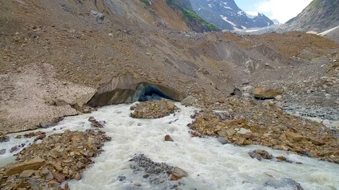 Stream of the river from the Chalaadi glacier drone view Vidéo 94771544