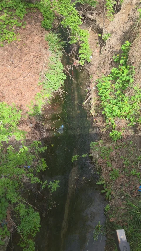 Stream in the settlement Vídeo Stock 332611449