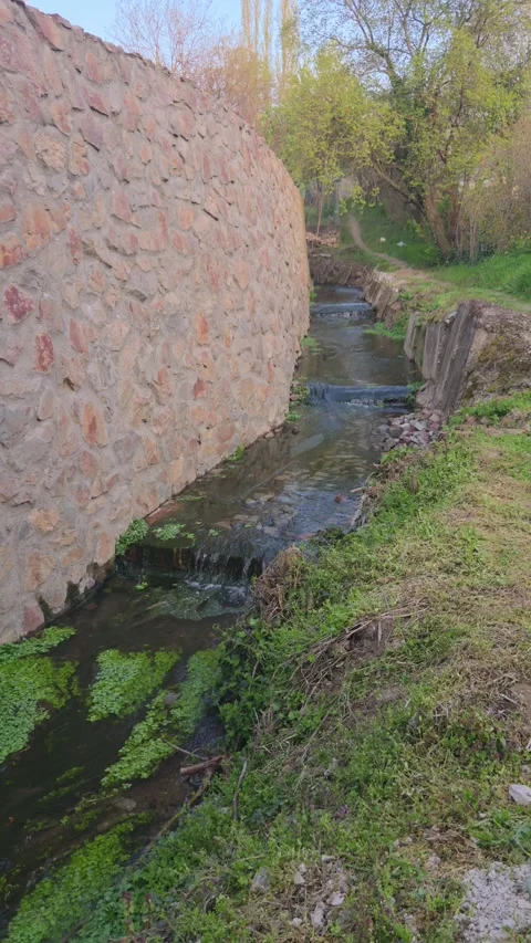 Stream In The Settlement Vídeo Stock 332615690