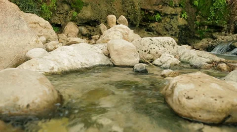 Stream- Water between the rocks Video stock 37193401