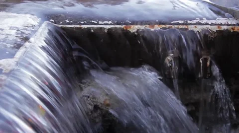 Stream of water falls in an open sewer grate 9 Vídeos de archivo 59439893