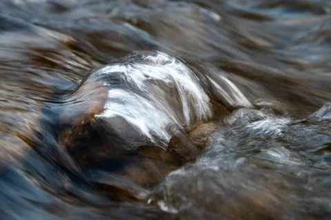 Stream water flow over stone close up Foto stock