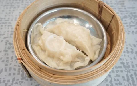 Streamed dumplings in bamboo container Fotos de archivo