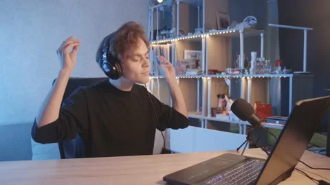 The streamer plays during the stream, listens to music Vidéo 204074994