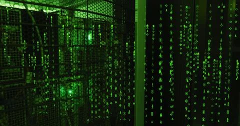 Streaming green code cascading across data center, revealing server racks and Stock-Fotos