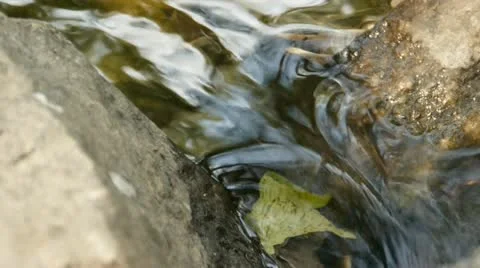 Streaming water Stockbeeldmateriaal 10891625