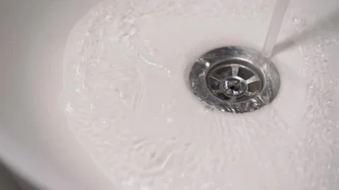 Streaming water in white sink. Vidéo 235390675
