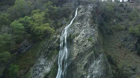 Streaming waterfall Stockbeeldmateriaal 220204982