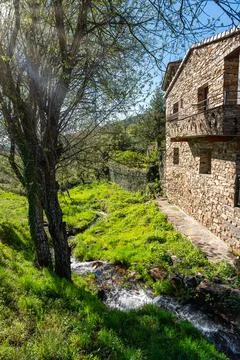 Streams of clear water that circulate next to the stone houses of the mountains Stock-Fotos